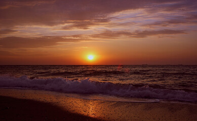Fototapeta na wymiar Beautiful sunset on the beach and sea