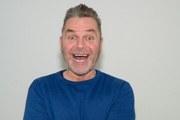 Obraz premium Excited middle-aged man gawping at the camera