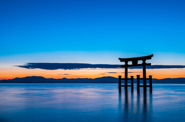 琵琶湖　白髭神社　夜明け前