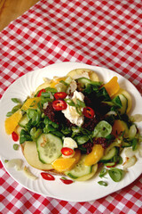 Blutwurst an Fenchel-Orangen-Salat auf Landbrot