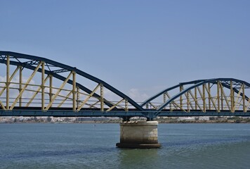 Obraz premium Traditional railway bridge over the Arade river in Portimao, Centro - Portugal 
