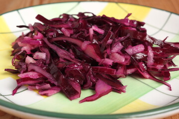 Red cabbage salad with grated apples