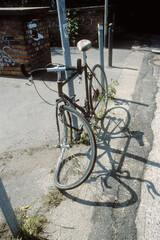 Fototapeta na wymiar kaputtes Fahrrad am Strassenrand
