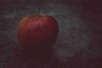 Roter Apfel auf grauen Hintergrund