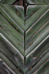 Linien und Strukturen auf einem alten Holztor