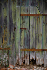 Linien und Strukturen auf einem alten Holztor