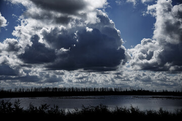 Wolken im Gegenlicht über dem Anklamer Stadtbruch