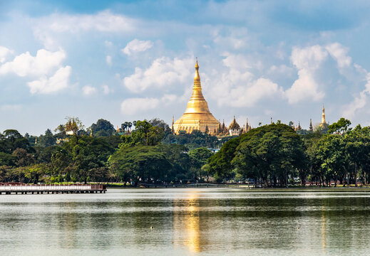Pagode Shwedagon, vue depuis le lac Kandawgyi &agrave; Yangon, Myanmar	