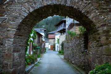 Fototapeta na wymiar Brieves, pueblo típico de Asturias del concejo de Valdés con arcos de piedra en todas las calles
