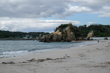 奥松島の海岸で釣りをする人