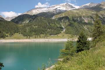 Fototapeta na wymiar lago di neves in valle aurina 