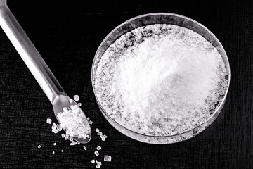 petri dish, with crystals of Potassium cyanide or potassium cyanide.