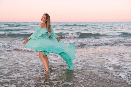 Modella che posa in acqua 