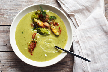 Green vegetable cream soup.