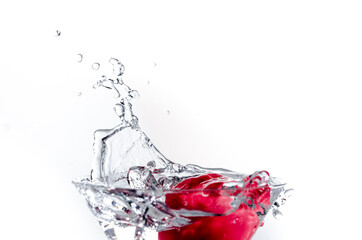 Close-up de gota de agua cayendo en un vaso