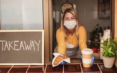 Young woman at work in take away bar with croissant and coffe cup while wearing surgical face maska for coronavirus - obrazy, fototapety, plakaty