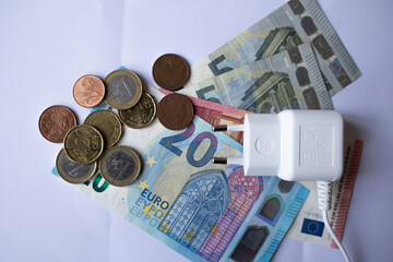 Stromkosten sparen Stecker liegt auf Geld