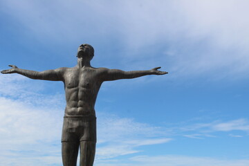 estatua de hombre en la playa
