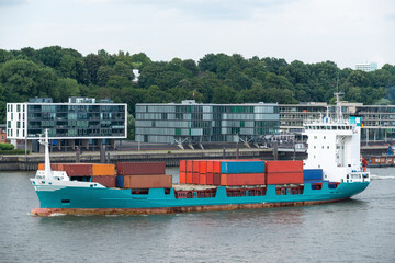 Containerschiff auf der Elbe in Hamburg