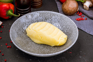 mashed potatoes on bowl on black table