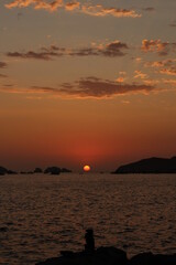 Sunset en el mar, puesta de sol con cielo pintado con fondo de islas 