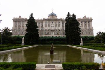 Obraz premium Water fountain pond with Royal Palace of Madrid on background. European landmark, tourist attraction concepts