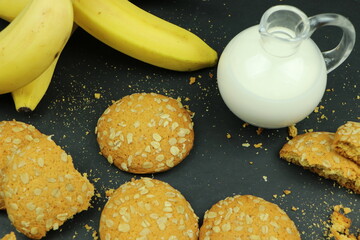  round ginger biscuit with crumbs