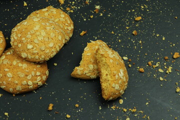  round ginger biscuit with crumbs