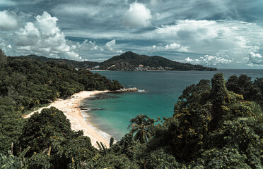 Krajobraz nadmorski, wybrzeże z roślinnością tropikalną, wysepki i ocean, rajska plaża