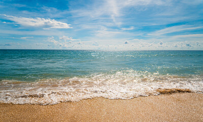 Fototapeta Tropikalny krajobraz, plaża oraz ocean i niebieskie niebo, egzotyczne tło. obraz