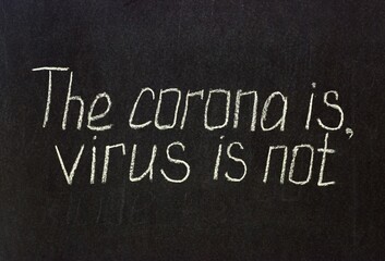 Obraz premium Chalkboard lettering The corona is, virus is not