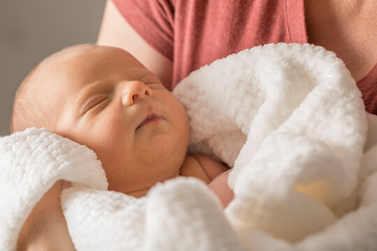 Baby boy (0-1 months) in mothers arms