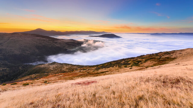Ukraine, Zakarpattia region, Rakhiv district, Carpathians, Chornohora, Sheshul, Mist over mountains at dawn
