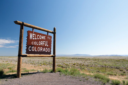 USA, Colorado, New Mexico, Border Highway 285, Blue sky over information sign