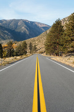 USA, California, Eastern Sierras, Route 88, Empty road with mountain in background