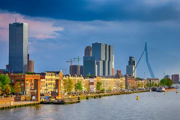 Cercles muraux Pont Érasme Paysage urbain de Rotterdam avec le célèbre Erasmusbrug (Swan Bridge) en arrière-plan avec le port et le port. Photo réalisée le soir