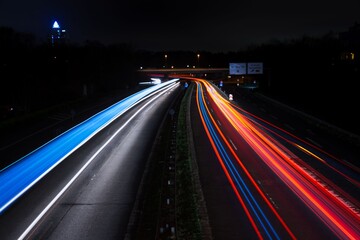 Langzeitbelichtung einer Autobahn