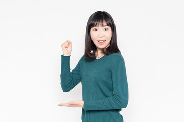 白背景の前で納得するポーズをする若い女性