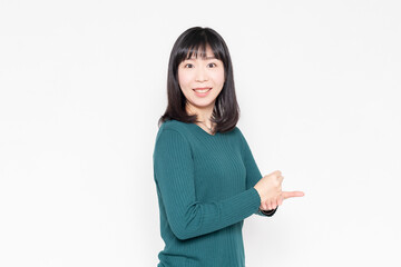 白背景の前で納得するポーズをする若い女性