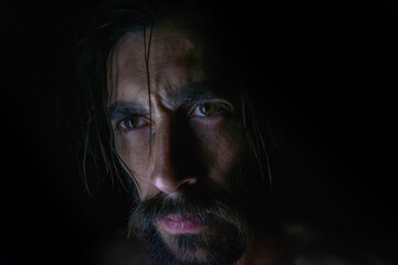 rostro en primer plano con fondo negro