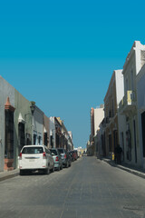Naklejka premium Calle empedrada en Campeche, México. Perspectiva
