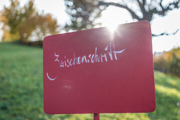rotes Schild in der Natur