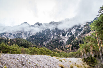 Bergspitzen im Herbst mit bew&ouml;lktem Himmel im F&uuml;rstentum Liechtenstein