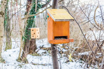 zwei Vogelhäuser mit einem im Fokus und eins im Hintergrund