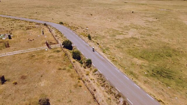 Ciclistas entrenando en llano cerca de la monta&ntilde;a