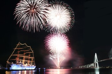 新湊大橋がかかる港での花火大会 © nonsan