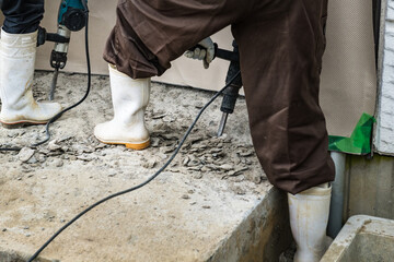 日本　玄関リフォームのはつり作業