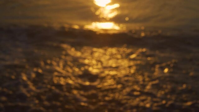 浜辺に寄せる波が幻想的にぼやける