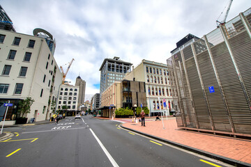 Obraz premium AUCKLAND, NZ - AUGUST 27, 2018: Downtown city streets and buildings on a cloudy morning