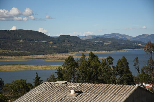 vistazo del embalse de tomine